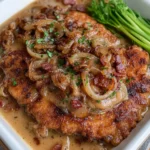 Schweineschnitzel mit Zwiebel-Specksauce – cremig & einfach First Image